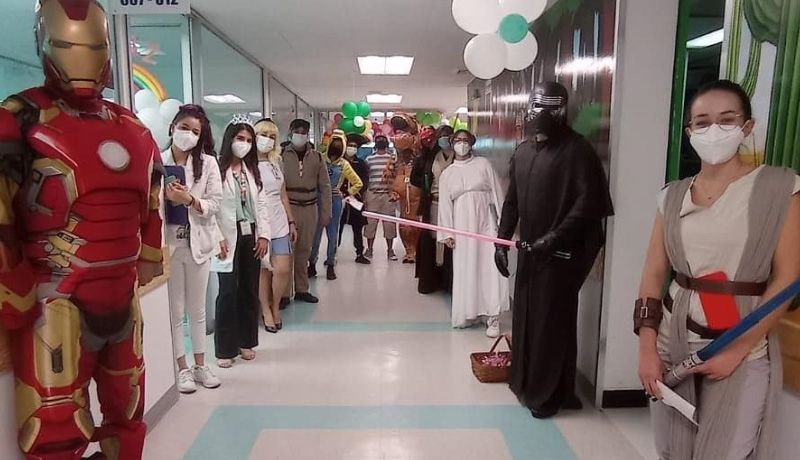 Personal médico sorprende a niñas y niños del HIES en su día