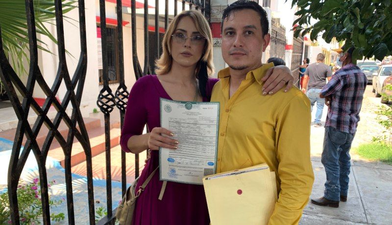 Sol y Jesús, primer matrimonio en Sonora tras rectificación de género