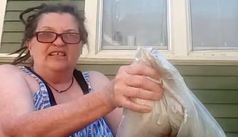 "Por el dolor que me causó": Mujer tira las cenizas de su esposo a la basura 